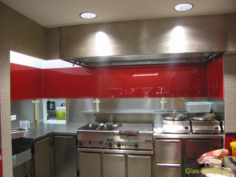roter Glas-Spritzschutz/Wandverglasung im Gastrobereich von www.glas-scholl.de