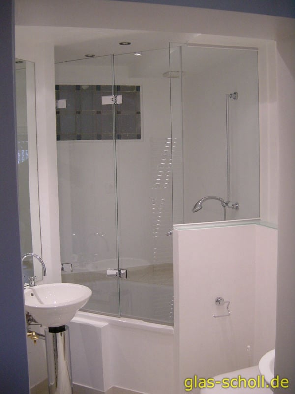 Rahmenlose 2 flglüglige Glas- Klappduschen von Glas Scholl www.glas-scholl.de