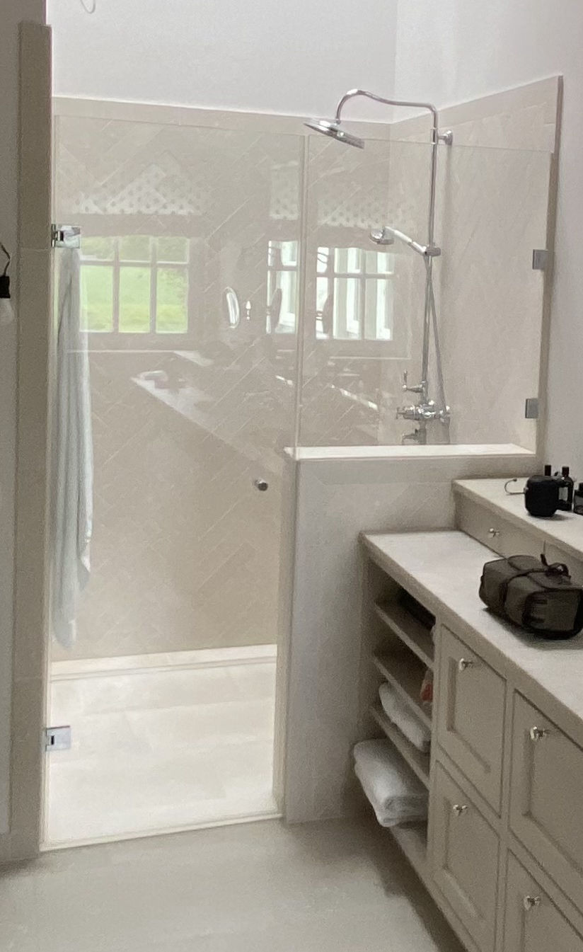 Duschtür mit fluchtendem Seitenteil auf der Mauer Flamea+ Beschlag [54] von Glas Scholl