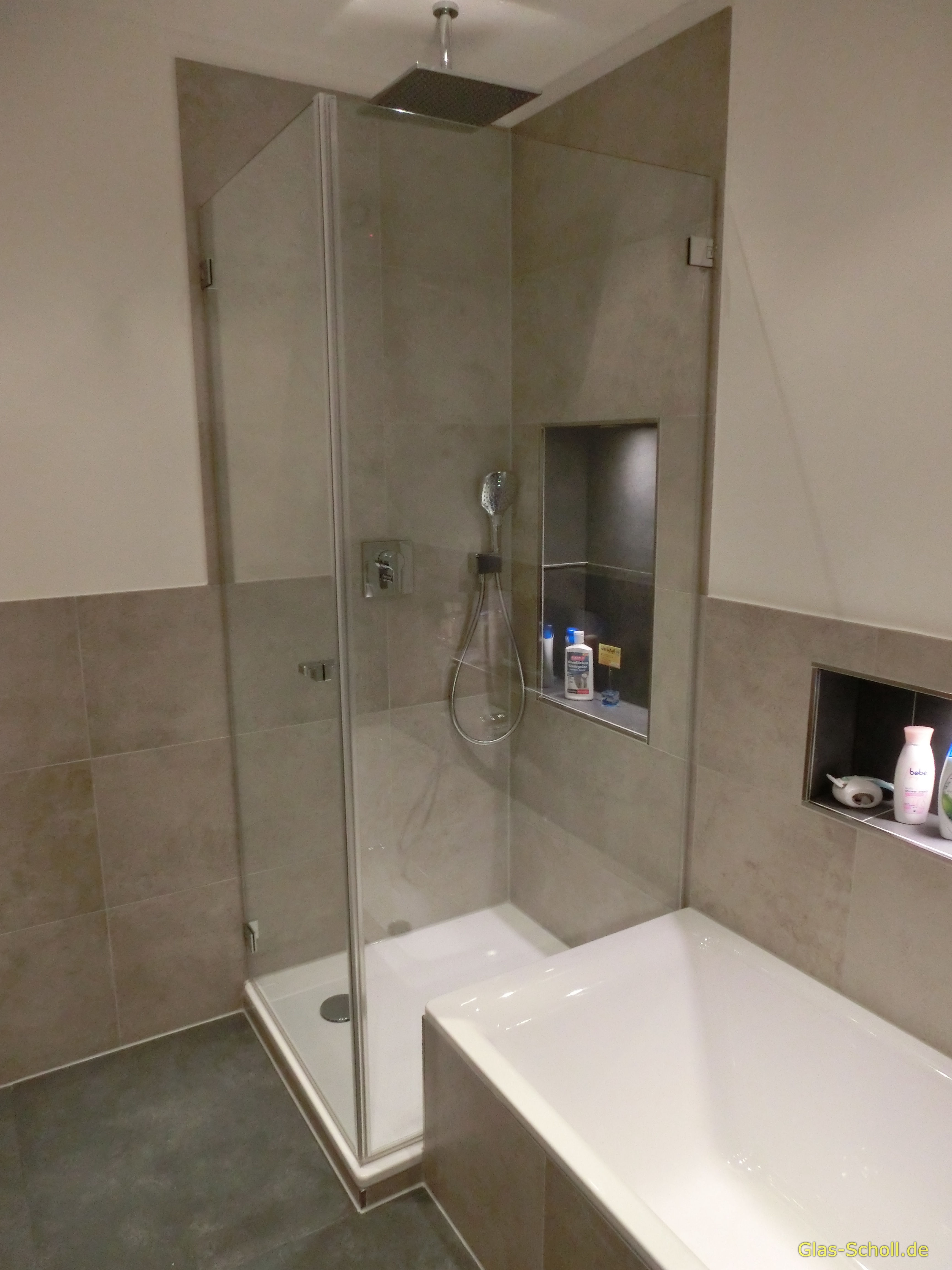 Doppelklapp, neben Badewanne und Flamea-Beschlag von Glas Scholl