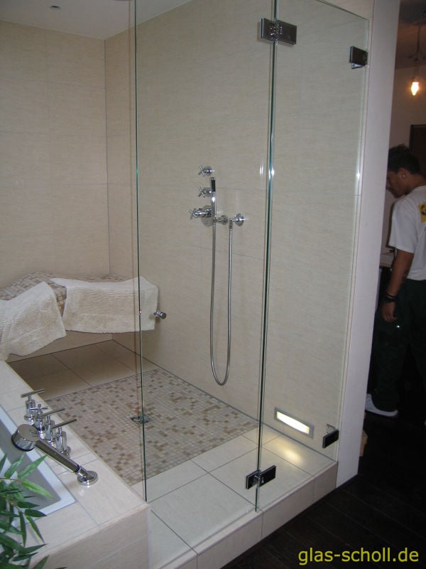 Rahmenlose 2 flglüglige Glas- Klappduschen von Glas Scholl www.glas-scholl.de