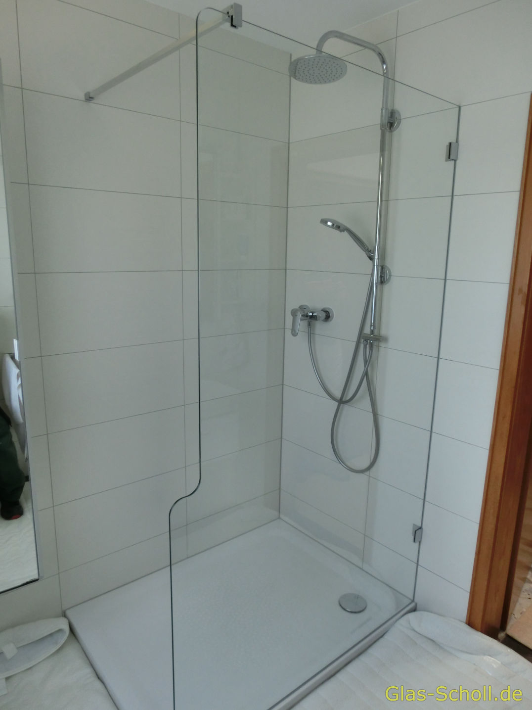 Festteildusche mit geschwungenem Modellbogen