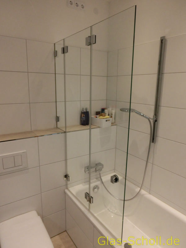2-teilige Klappdusche auf der Badewanne, montiert am Glasfestteil von Glas Scholl