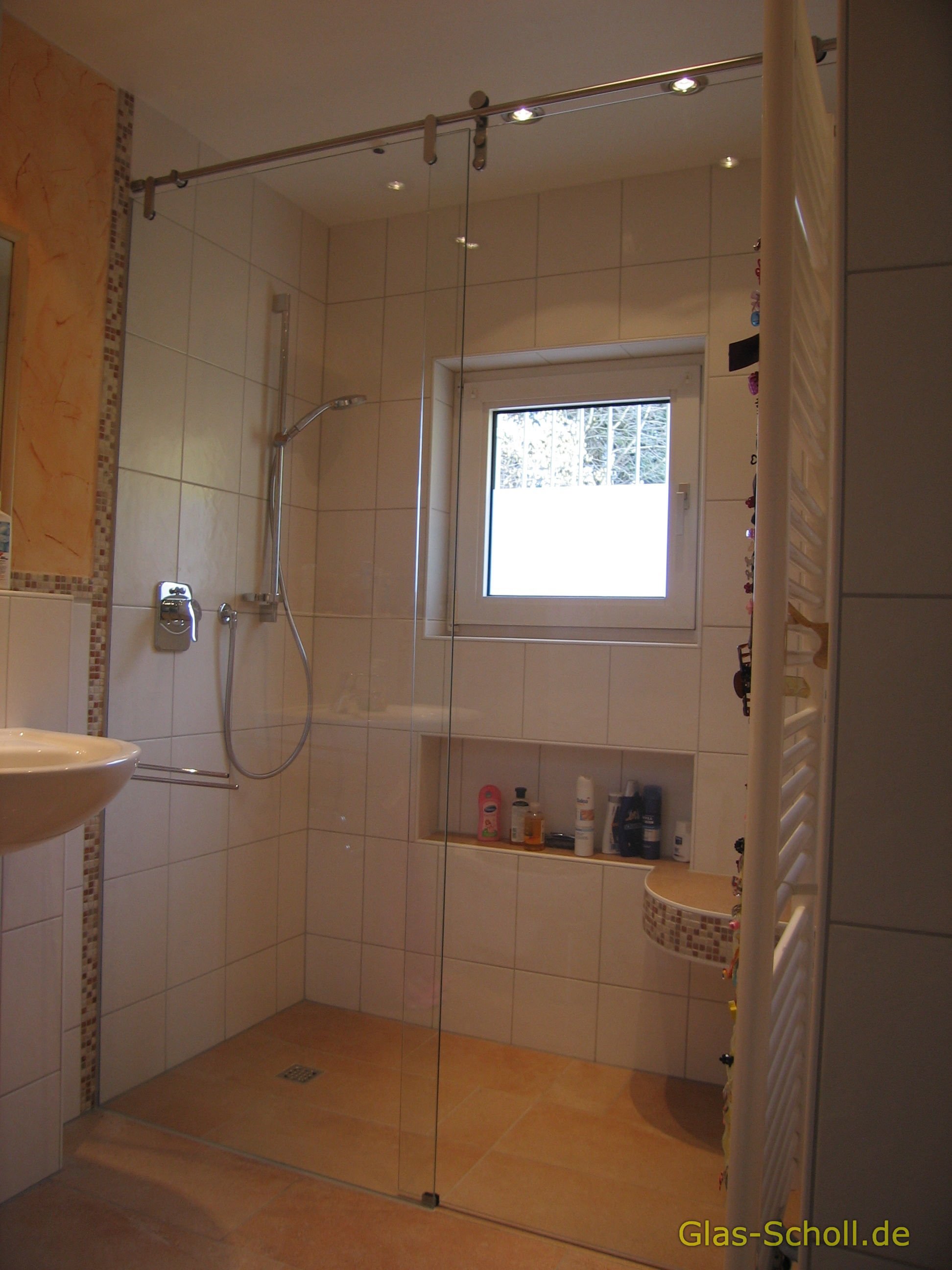 (H24) Fluchtende gebürstete HISKA-Schiebetür-Duschanlage (eingebunden 10.06.09)