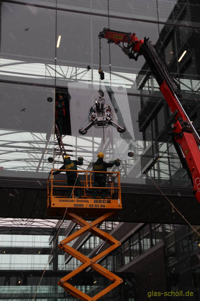 Kranreparatur einer Fassadenscheibe an einer Glasbrücke von Glas Scholl