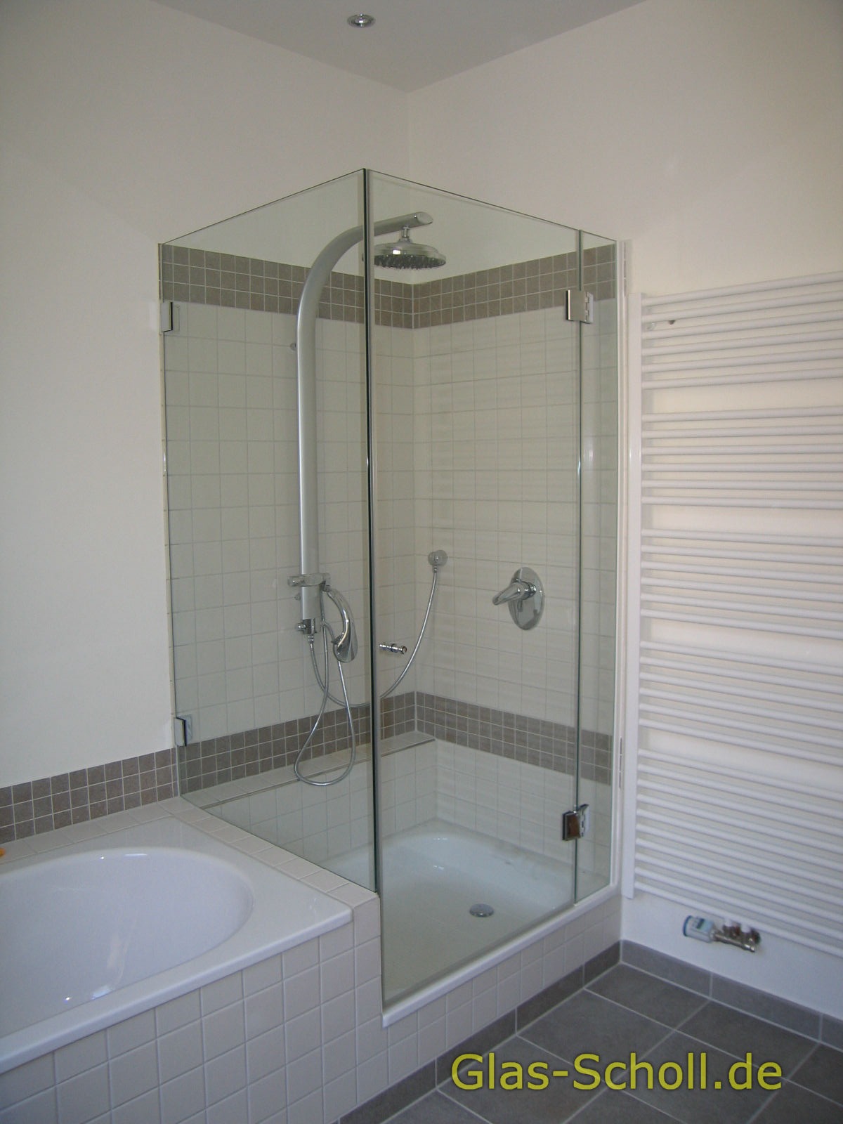 Ganzglasdusche mit Seitenteil auf der Badewanne (ohne Wannenwulst) (eingebunden 22.5.05)