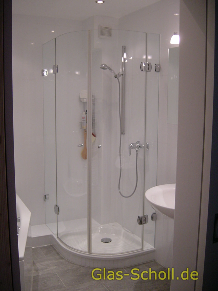 Runddusche mit ungleichen Seitenteilen