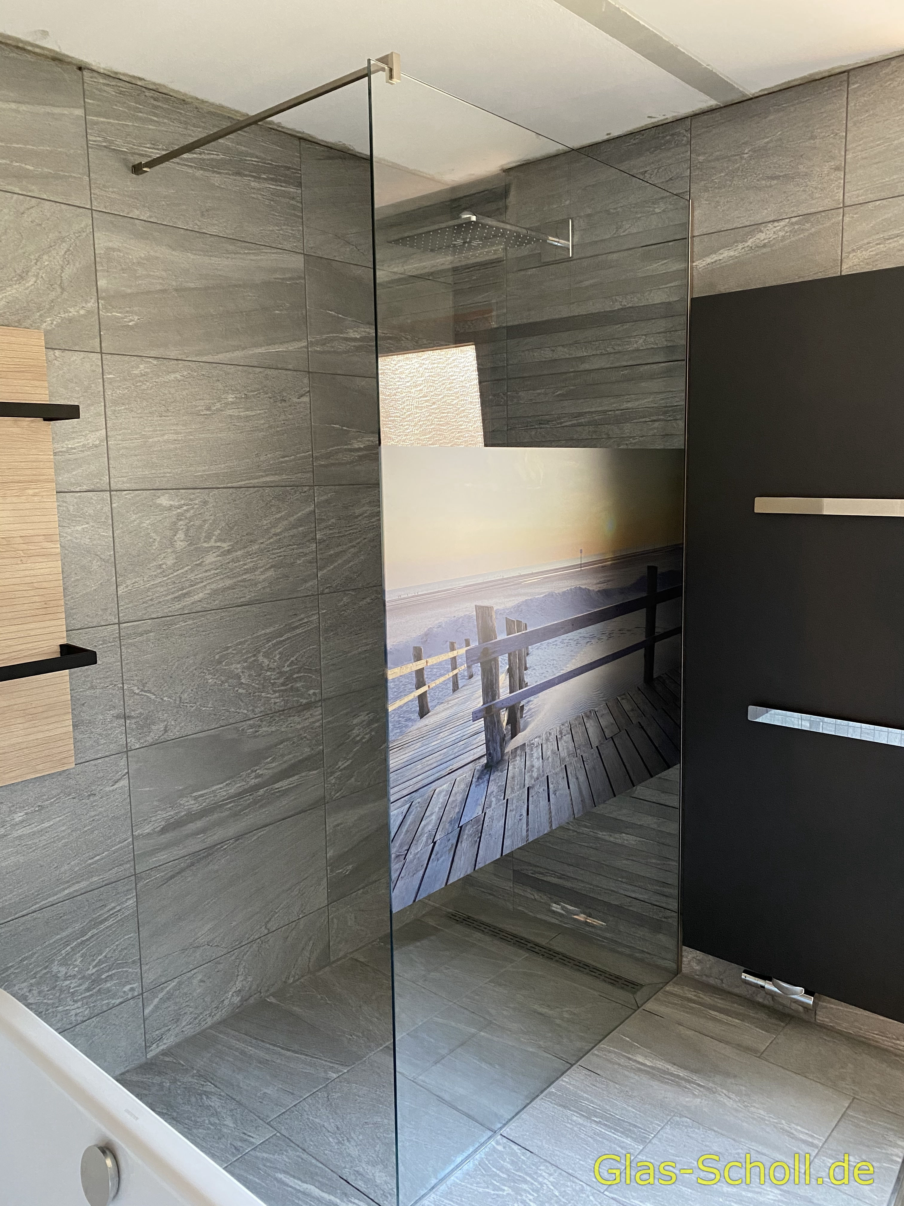 Festteil-Walkin-Glasdusche mit Kunden Fotomotiv von www.Glas-Scholl.de