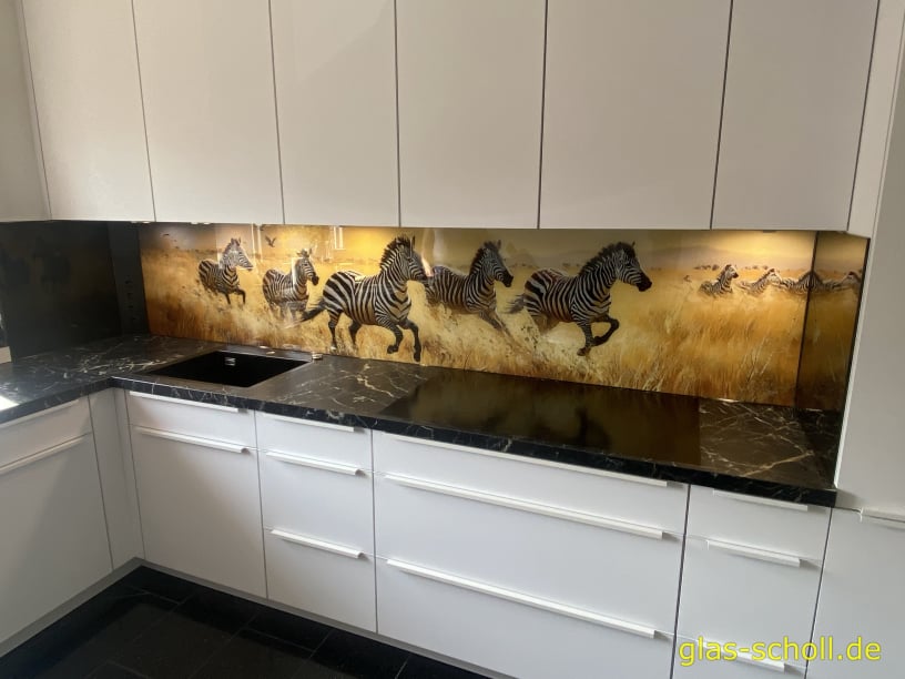 Küchen Spritzschutz mit Zebra-Digitaldruck auf Weißglas von Glas Scholl
