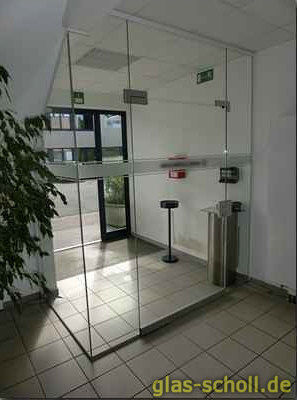 transparentem Windfang und einer Zugangskontrolle