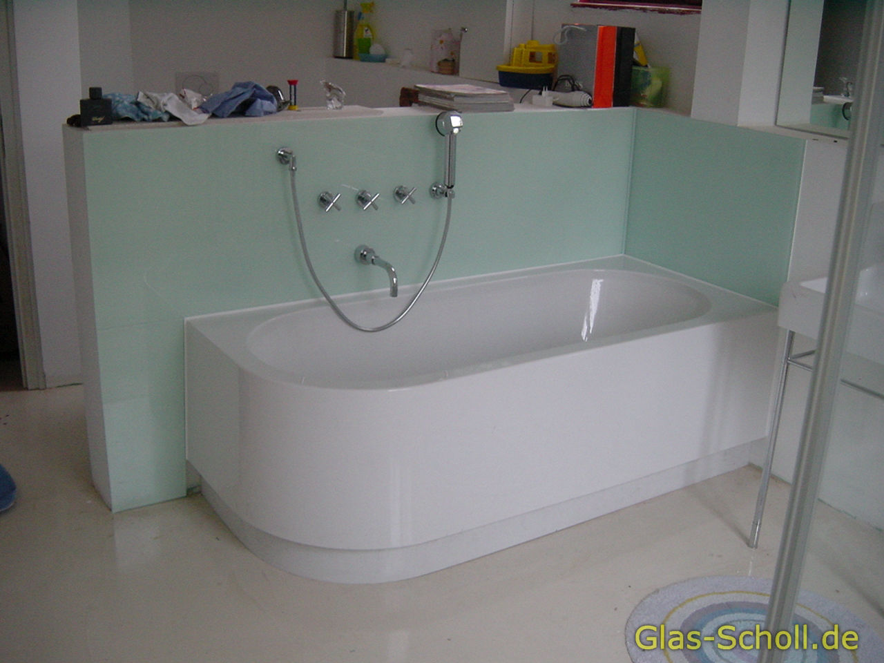 Wandverglasung im Wannenbereich von Glas Scholl