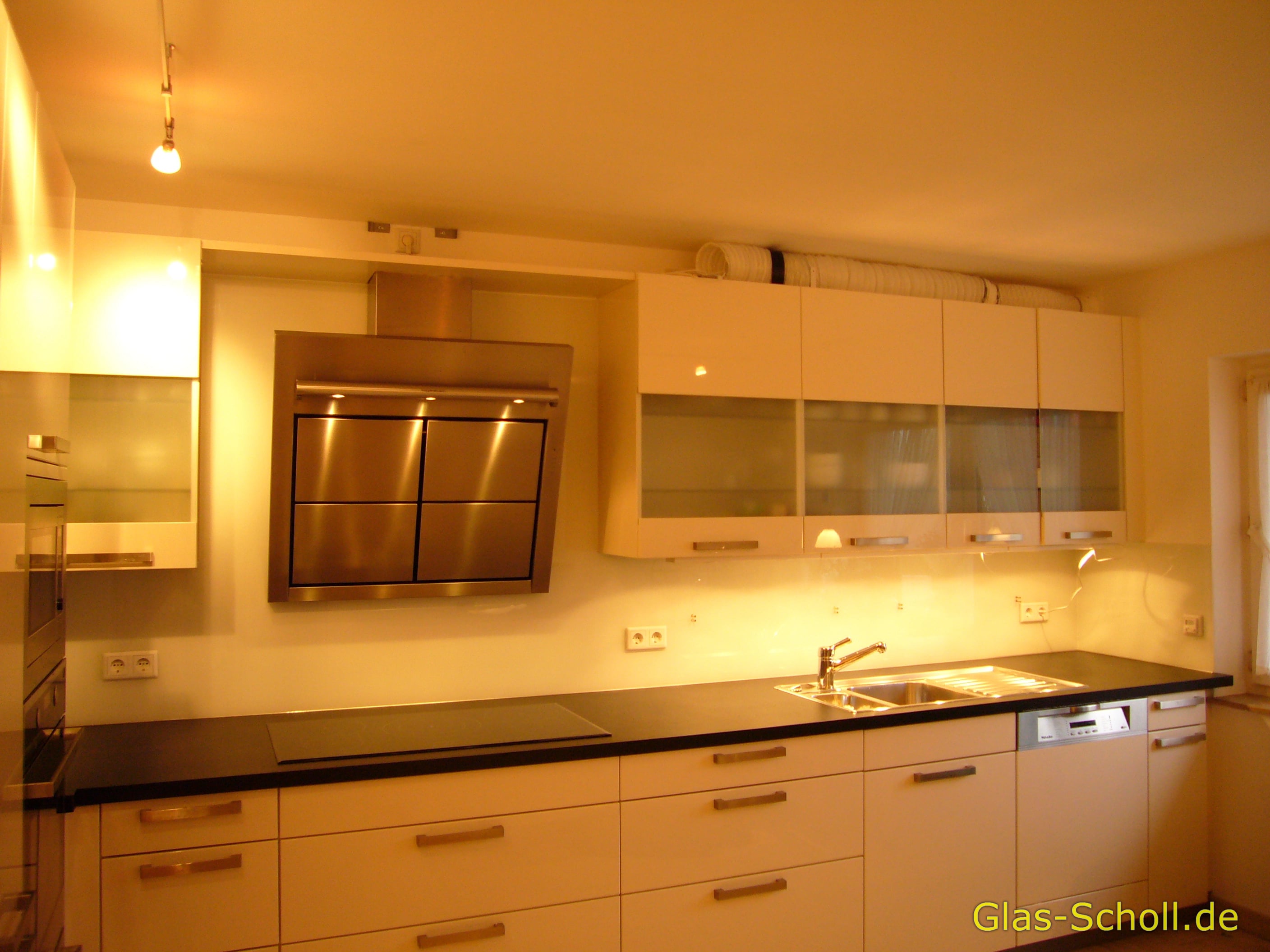 Weißglas-Modell-Küchenrückwand 4m von www.glas-scholl.de
